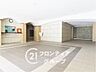 その他：必要最低限の設備が整ったロビーで、実用性を重視した開放的な空間です