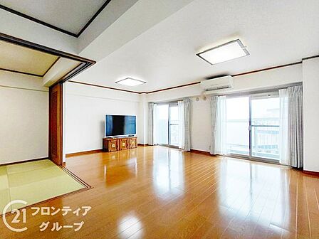 リフォーム済み！システムキッチン入替・洗面台・トイレ・ユニットバス入替・全室クロス貼替え・床フローリング上貼り・LDK12帖から18帖に変更。専有面積が64.4平米のゆったりとした2LDK!。