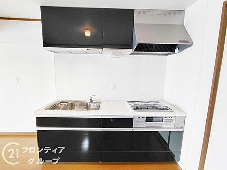 スタイリッシュなデザインと機能性を兼ね備えたシステムキッチンです。収納スペースも豊富で、効率よくお料理を楽しめる環境が整っています