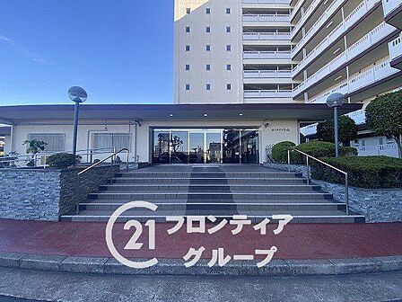 マンションのエントランスは、住まう方々を迎える洗練された空間です。日常の出入りを快適にするための工夫がされています。