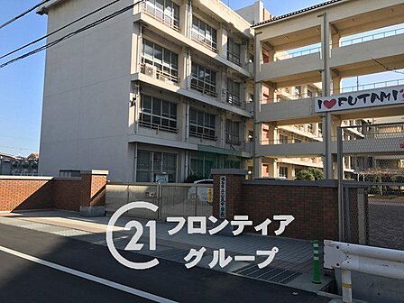 明石市立二見中学校 徒歩23分。 1770m