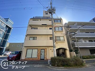 外観：駅から徒歩8分のマンションは、通勤や通学にとても便利で、時間を有効に使える素晴らしい立地です！
