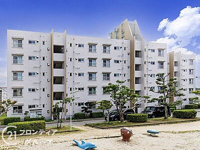外観：洗練されたデザインが目を引く外観は、住まう人の誇りを満たす佇まいです。落ち着いた色調が周囲の景観と調和しながらも、存在感を放つこのレジデンスは、都市生活のシンボルにふさわしい風格を湛えています