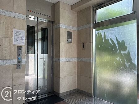 エレベーターホールは、住民の皆様が快適に移動できるよう設計されています。広々としたスペースは、混雑時でもスムーズな乗降を可能にします。