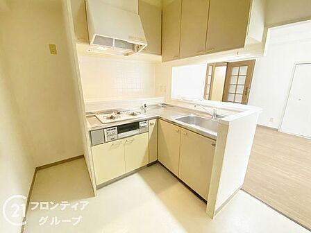 広々とした作業スペースがあり、料理がしやすく、快適なキッチンです