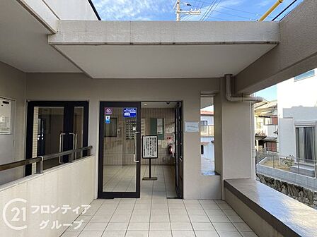洗練された空間美が際立つ、品格漂うエントランスアプローチ!セキュリティへの配慮と高級感が同居する設計が、ここに住むことの特別感と安心感を毎日肌で感じさせてくれる魅力的な空間!
