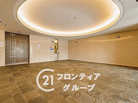 洗練されたインテリアが配置されたロビーは、まるでお洒落なラウンジのようです。落ち着いた照明の下でゆったりと流れる時間が、日々の忙しさを忘れさせてくれるでしょう
