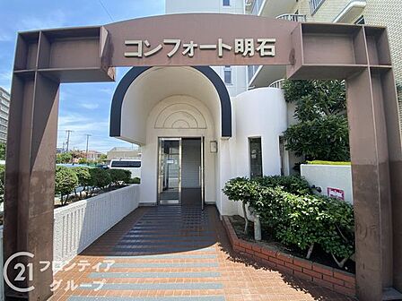 洗練された美学が息づく迎賓空間!洗練された素材が織りなす上質なエントランスは、住まう方のセンスを物語り、日々の何気ない瞬間をドラマチックに演出してくれる特別な場所!