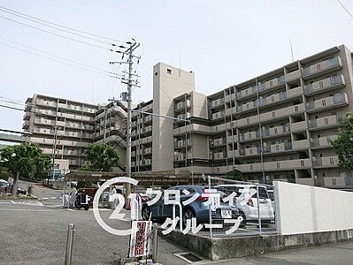 外観:11階建ての存在感あるフォルムが周囲の閑静な住宅街と見事に調和しています。都心の喧騒から離れた落ち着きある環境で、家族との大切な時間をゆっくりと育むことができる素敵な住まいですね! 外観:11階建ての存在感あるフォルムが周囲の閑静な住宅街と見事に調和しています。都心の喧騒から離れた落ち着きある環境で、家族との大切な時間をゆっくりと育むことができる素敵な住まいですね!