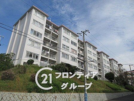 高台に堂々と佇む姿は見るたびに誇らしい気持ちになりますね!周囲の豊かな緑と調和した美しいコントラストが魅力的で、ここでの新しい生活を想像するだけで毎日がワクワクと楽しくなりそうな予感がします