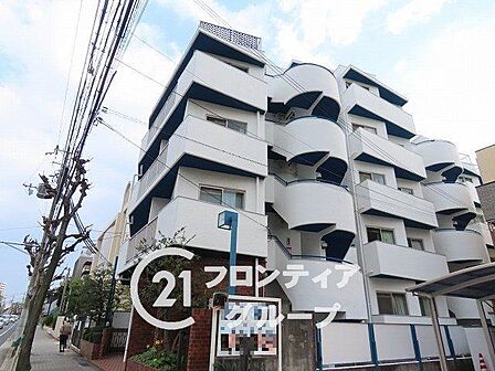 洗練されたデザインが街並みに調和する美しい佇まいです。白を基調とした清潔感のあるフォルムが、住まう方の品格とステータスを静かに物語り、帰るたびに誇らしさを感じさせてくれます