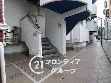 清掃が行き届いた共用廊下や階段は、日々の快適な生活を支える大切な要素です。夜間でも明るい照明が確保されており、夜遅い帰宅時でも安心して歩むことができる配慮の行き届いた設計となっております