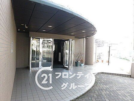 落ち着いた雰囲気のエントランスは、訪れる人に心安らぐ空間を提供し、温かく迎えてくれます！