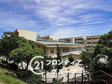 神戸市立舞子中学校 徒歩17分。 1310m