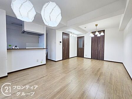 開放感あふれるリビングは明るい光が差し込み、家族が集う温かな空間を創り上げます。上質なフローリングと白を基調とした壁面が調和し、お好みのインテリアで彩る楽しみが広がるゆとりの設計です