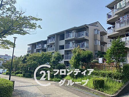 澄み渡る空と美しく調和するモダンな意匠美！ゆとりある敷地計画と計算された景観が織りなす、住まう人の誇りを満たしてくれる圧倒的なスケール感！