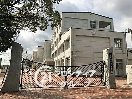 神戸市立西神中学校 徒歩9分。 660m