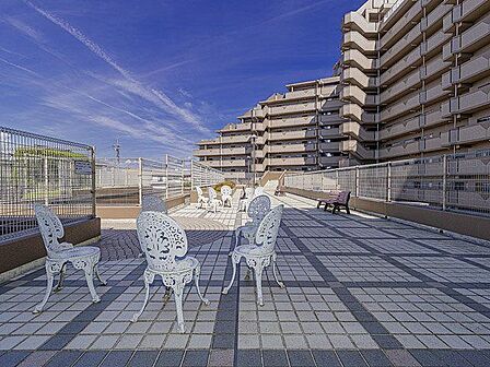 住まい選びは、価格や立地だけでなく、将来の暮らし方まで含めて考えることが大切です。今の段階で気になっていることを、まずスタッフに話してみてください