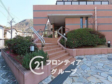 住まい選びは、価格や立地だけでなく、将来の暮らし方まで含めて考えることが大切です。今の段階で気になっていることを、まずスタッフに話してみてください