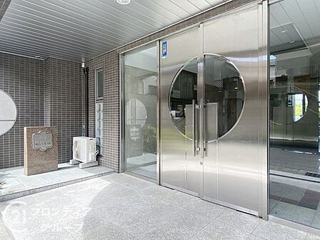 透明感のあるガラス扉に円形の意匠を施した、個性的でスタイリッシュな玄関口です 明るい光が差し込む開放的な空間が、住まう人と訪れるゲストを優雅な雰囲気で迎えます