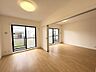 室内：リビング横の洋室をオープンにすれば開放的な空間となります♪