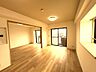 リビング/ダイニング：角部屋ならではの2面採光♪明るい陽射しが差し込む、陽当り良好なリビング♪