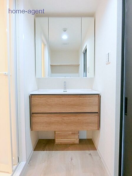 使い勝手の良い三面鏡タイプの洗面台です。