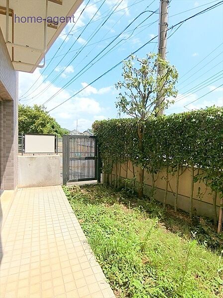 階下を気にすることなく生活できる専用庭付き1階住戸です。