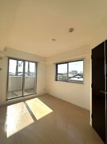 調和のとれたシンプルな内装が心地よい空間。角部屋の特性を活かし、広がりを感じる住まいです