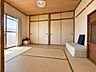和室：畳の香りが漂うような、どこか懐かしさを感じる心安らぐ空間です 