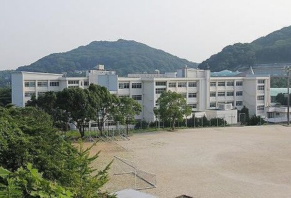 画像16:水巻町立水巻中学校(1、620m)