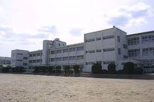 画像16:遠賀町立遠賀中学校(1、260m)