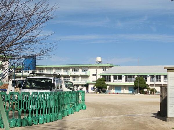 画像16:上津役小学校(880m)