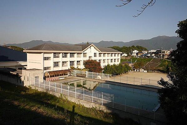 画像15:直方市立直方西小学校(400m)