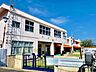 周辺：根川こども園開所時間（7：30〜18：00月〜土）遊び時間と学習時間がバランスよくカリキュラムされ、遊びを通して健全な体づくりと人との付き合い方を学んでいるこども園です。 470m
