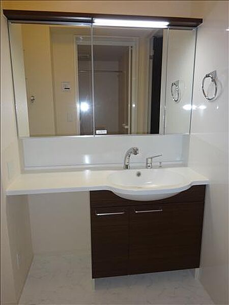 画像14:大きな鏡が特徴の洗面台です。