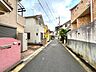 その他：前面道路はゆとりのある幅員が確保されています。周辺は落ち着いた住宅街が広がり、穏やかで静かな街並みが魅力。陽当たりの良い開放感あるロケーションで、日々快適にお過ごしいただけます。
