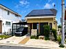 その他：太陽光発電システムを搭載した築浅住宅。落ち着いた色合いの外観と天然石をあしらった門まわりが上質な印象を演出します。