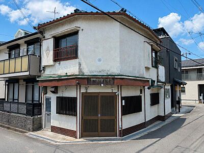外観:角地ならではの開放感が魅力。2方向道路に面し、陽当たり・風通しともに良好です。 外観:角地ならではの開放感が魅力。2方向道路に面し、陽当たり・風通しともに良好です。