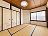 室内：心落ち着く和室は、寝室や客間、くつろぎの空間として活用可能。大きな窓から自然光が差し込み、明るく開放感があります。