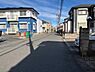 外観：前面道路です。周辺は落ち着いていて、ゆったりと暮らすことができそう。