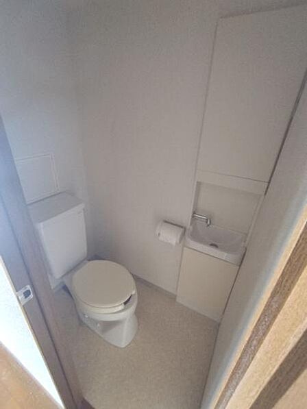 空間内でタンクとは別に手を洗うことができるお手洗い空間です。