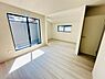 寝室：2号棟 バルコニーに出入りが可能な主寝室。WICも部屋内で使うことができ、すっきり空間が叶います。