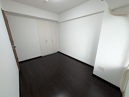 夫婦の寝室やお子様のお部屋にもちょうどいい6帖洋室です。