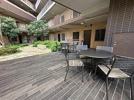 中庭もおしゃれな空間。お子様を遊ばせたり、ちょっとひと休みしたり、優雅な時間が過ごせそうですね。