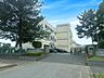 周辺：千葉市立幕張西中学校まで徒歩10分 13の部活動が活動する。自然に囲まれた開放感ある学校。 