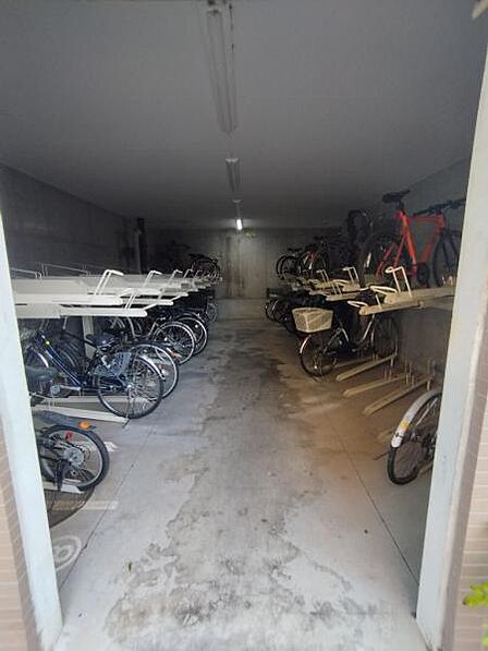 駐輪場は屋根付きで雨などから自転車を守ります。