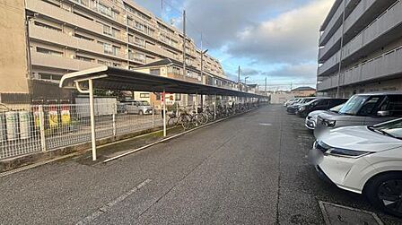敷地内駐輪場です。屋根付きで雨から自転車を守ります。