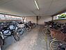 その他：駐輪場は屋根付き。雨などから自転車を守ります。