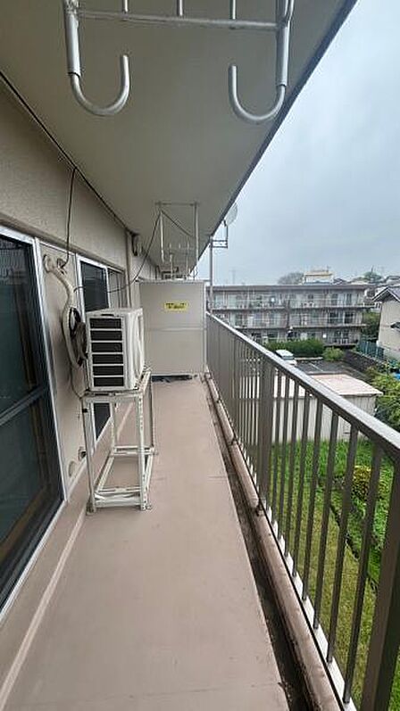 洗濯物も良く乾く横長バルコニー。屋根付きなので急な雨も心配不要。